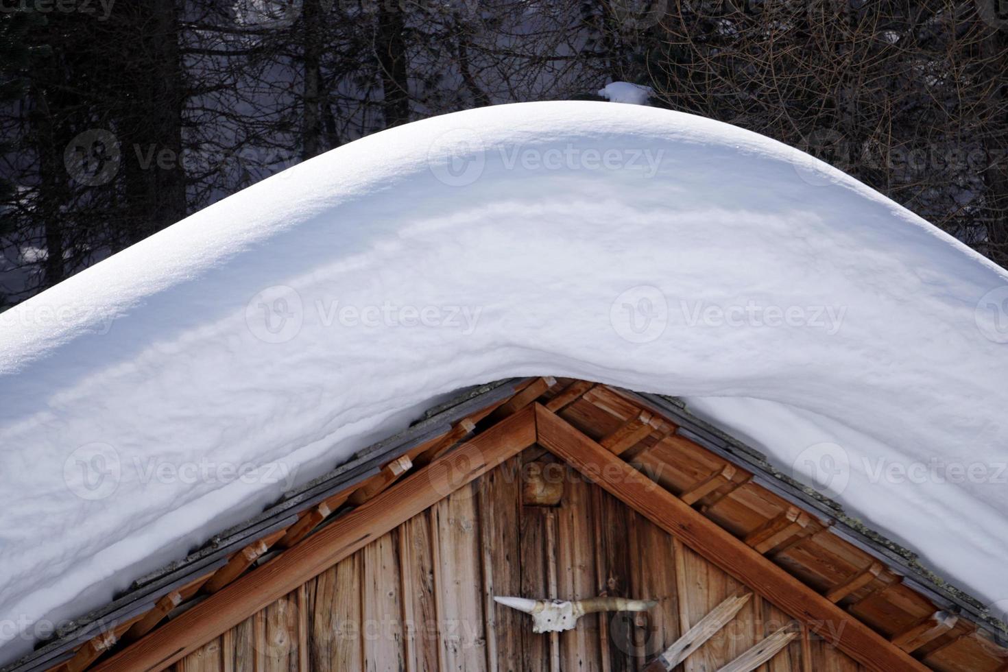 cabana de madeira no fundo da neve do inverno foto