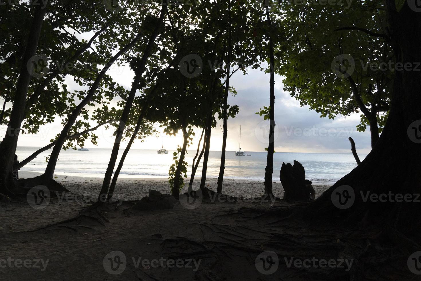 mahe, seychelles - 13 de agosto de 2019 - jovens crioulos se divertindo na praia foto