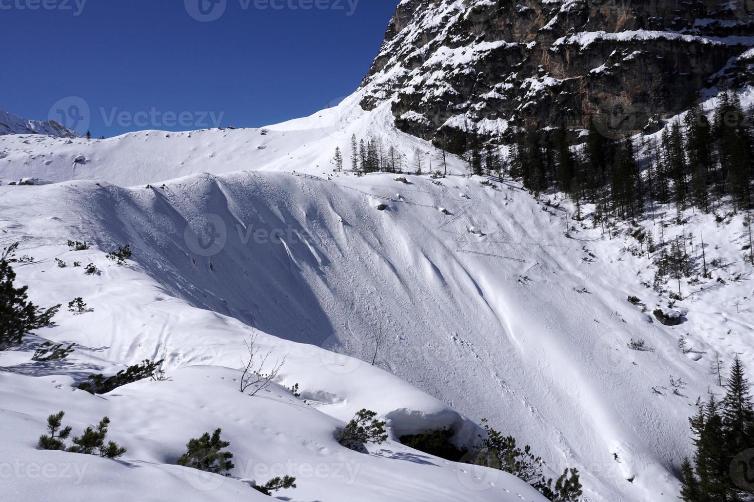 deslizamento de neve avalanche nas montanhas dolomitas foto