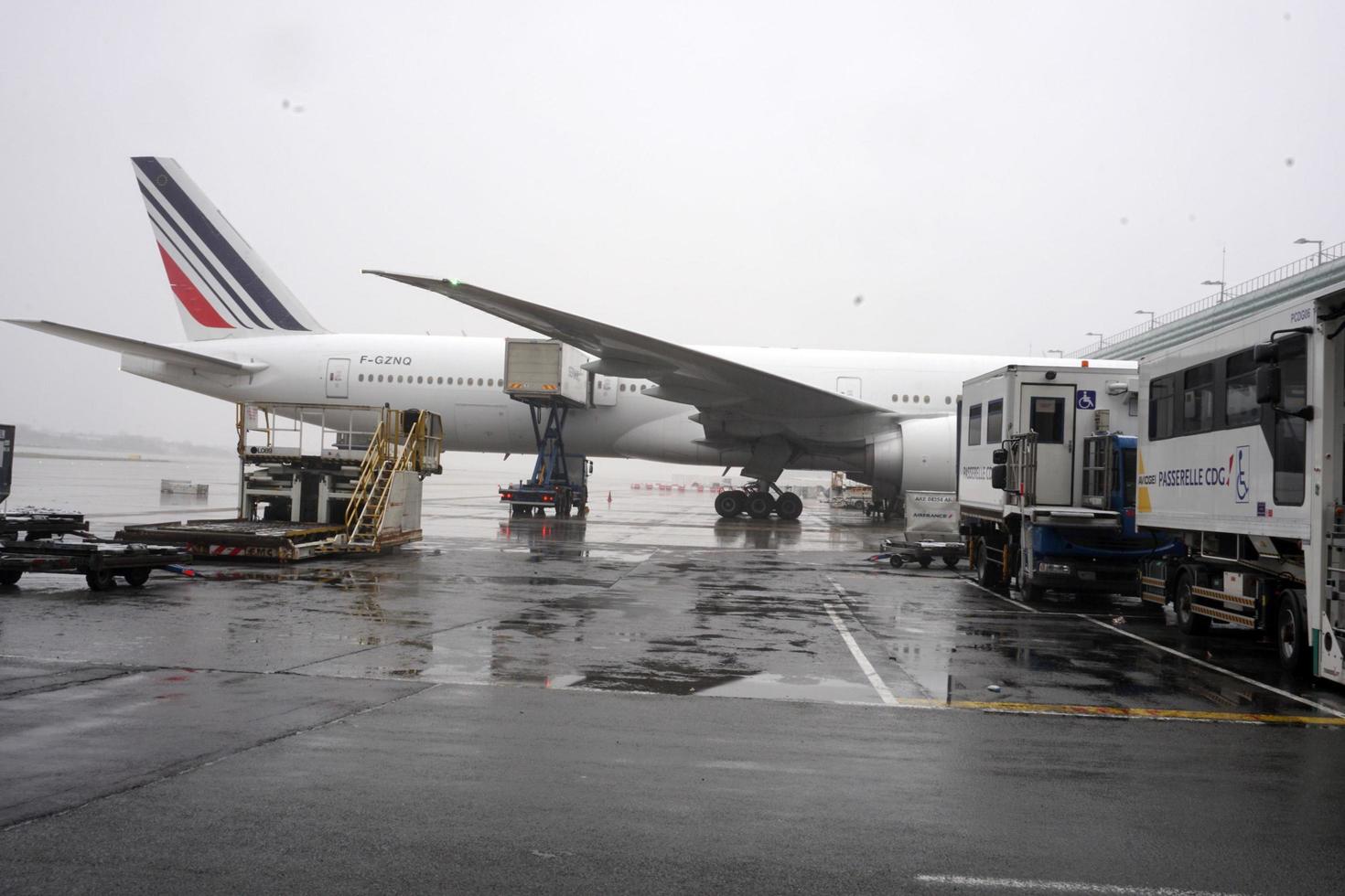 paris, frança - 19 de março de 2018 - aeroporto de paris coberto pela neve foto