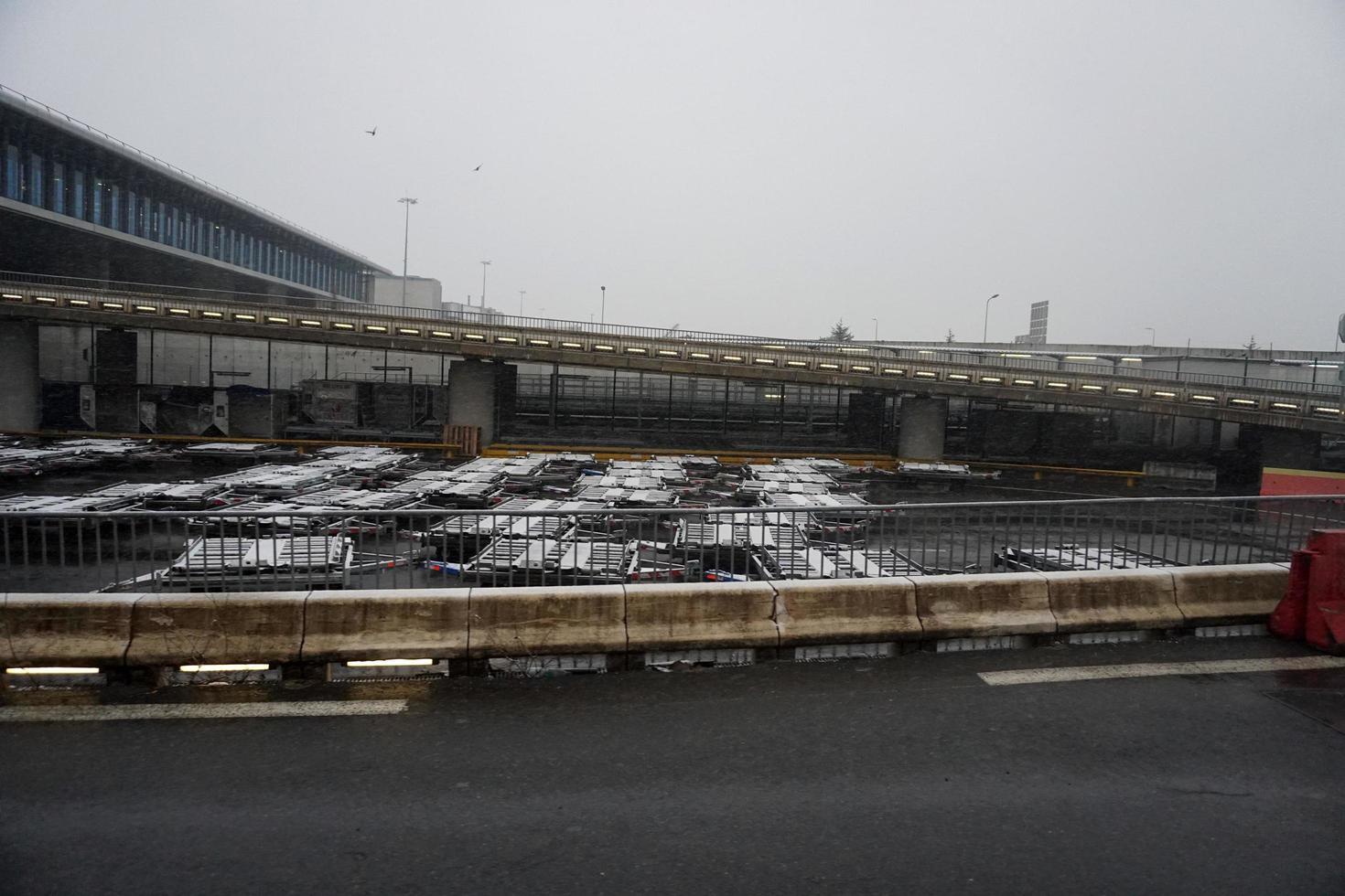 paris, frança - 19 de março de 2018 - aeroporto de paris coberto pela neve foto