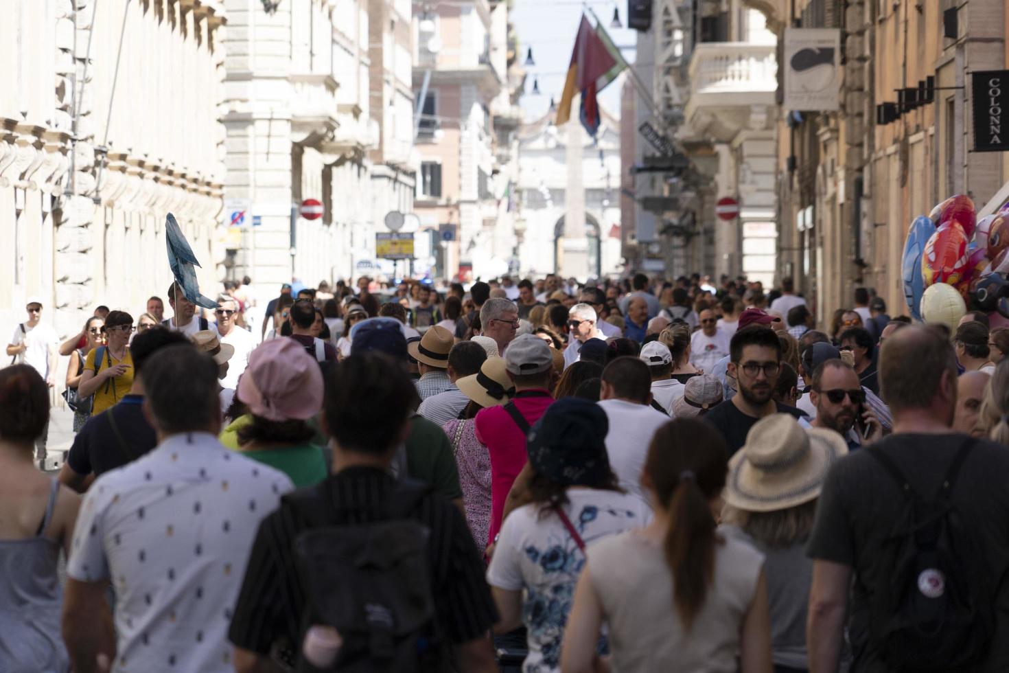 roma, itália - 16 de junho de 2019 - via del corso lotado de turistas foto