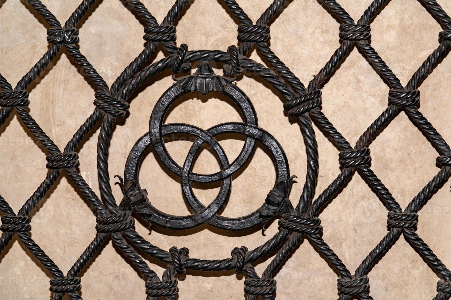 anéis de ferro entrelaçados gate medici símbolo em florença foto