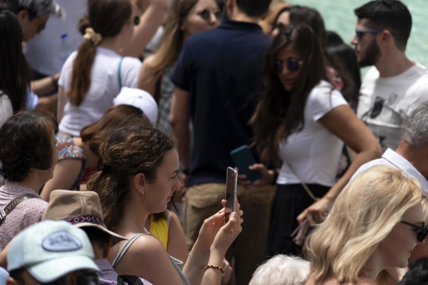 roma, itália - 15 de junho de 2019 - turista tirando selfie na fontana di trevi foto