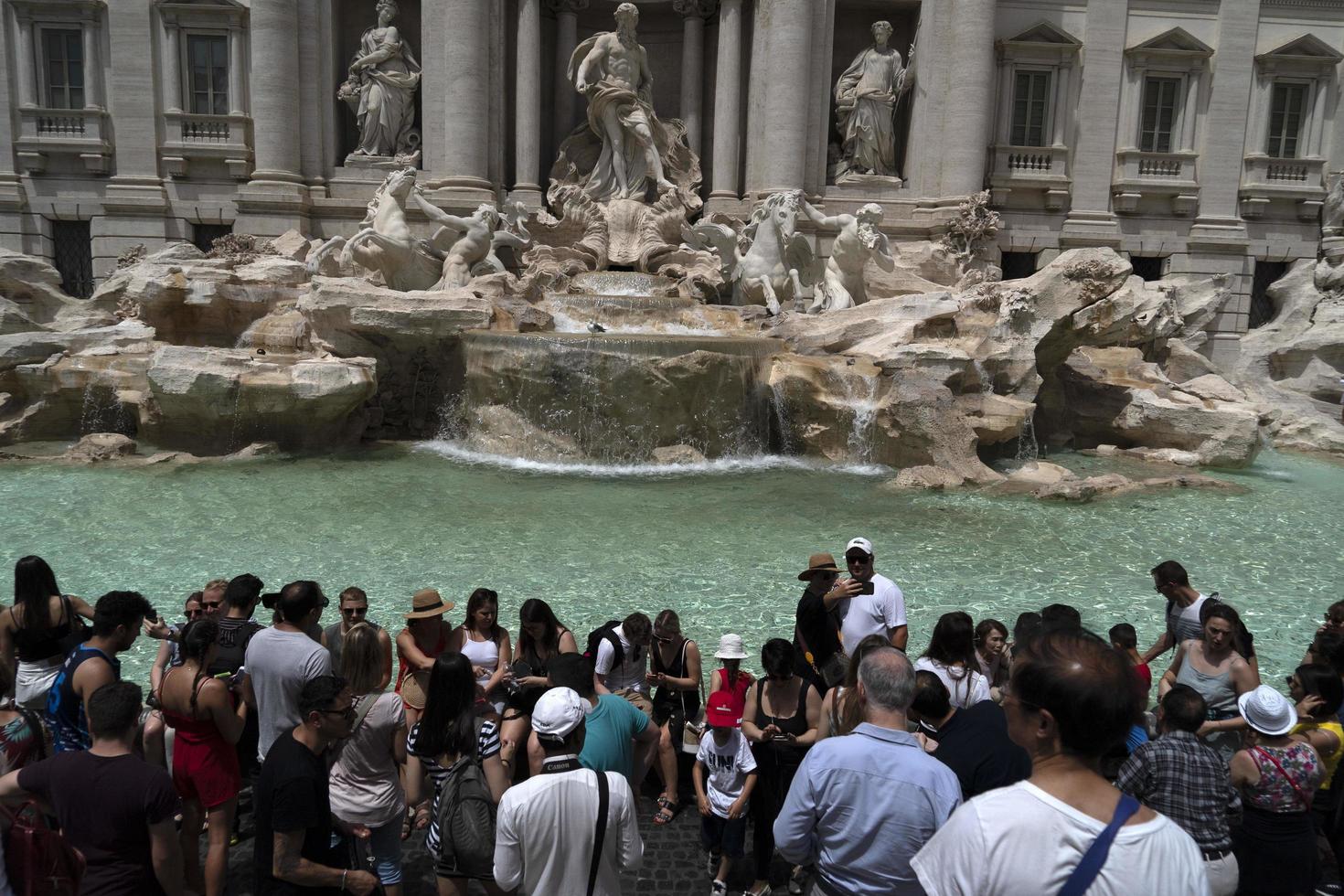 roma, itália - 15 de junho de 2019 - turista tirando selfie na fontana di trevi foto