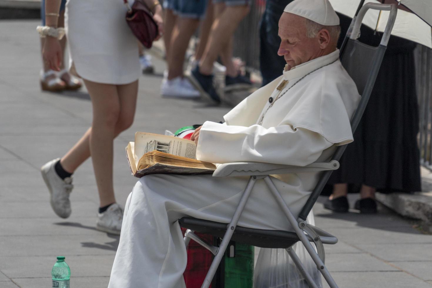 roma, itália - 15 de junho de 2019 - sósia do papa john paul ii foto