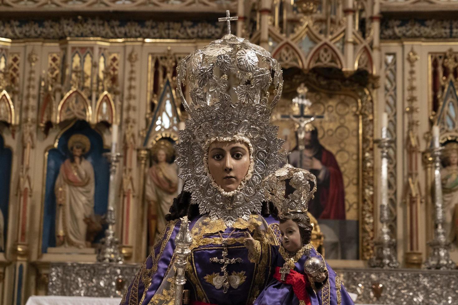 murcia, espanha - 25 de março de 2019 - mãe e filhos esperando a bênção da virgen de la fuensanta foto