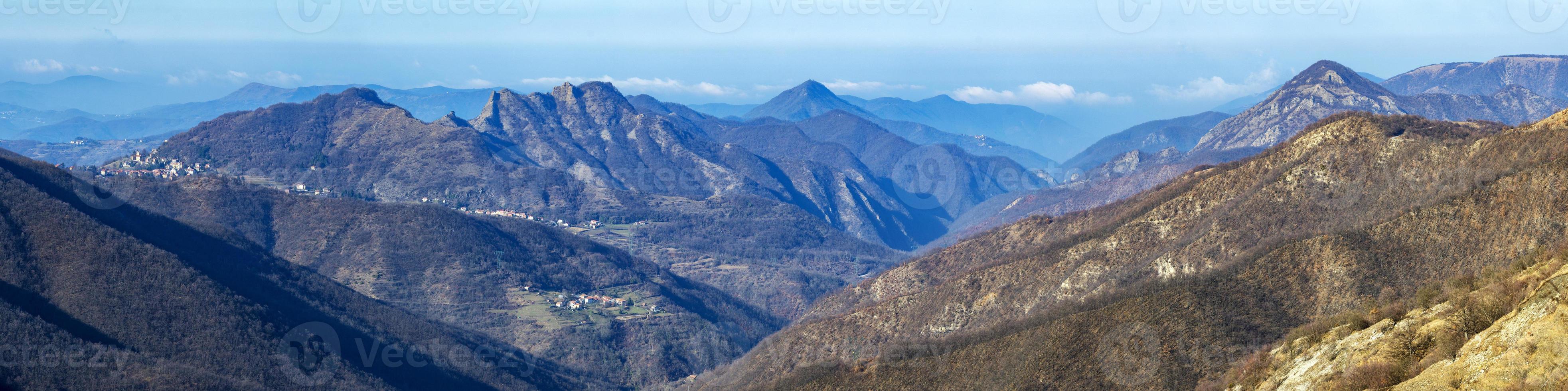 aldeia crocefieschi parque antola paisagem montanhosa no inverno foto