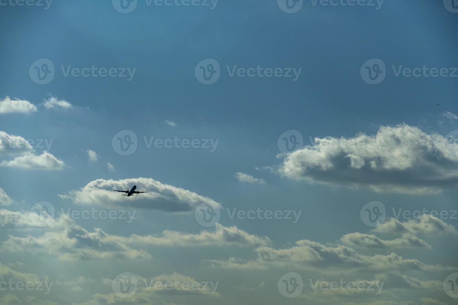 avião decolando no céu nublado foto