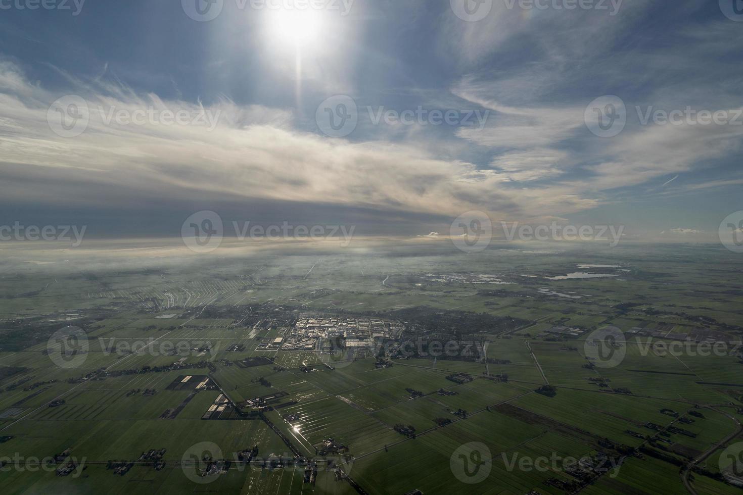 neblina e nuvens vista aérea da área de amsterdã foto