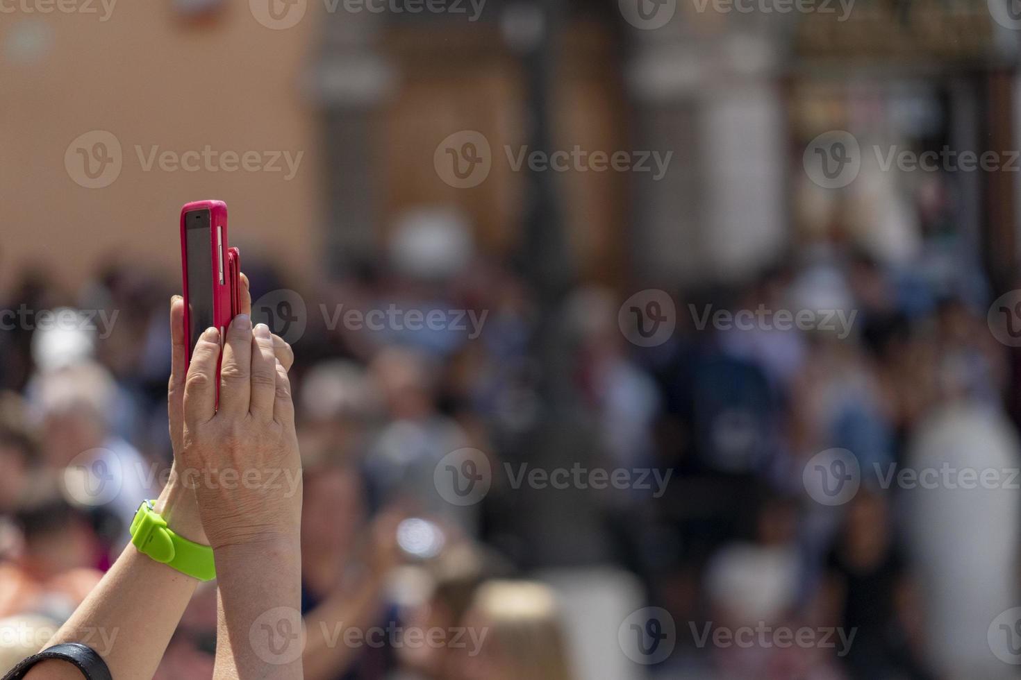 selfie com smartphone na fonte de trevi lotada de turistas roma itália foto