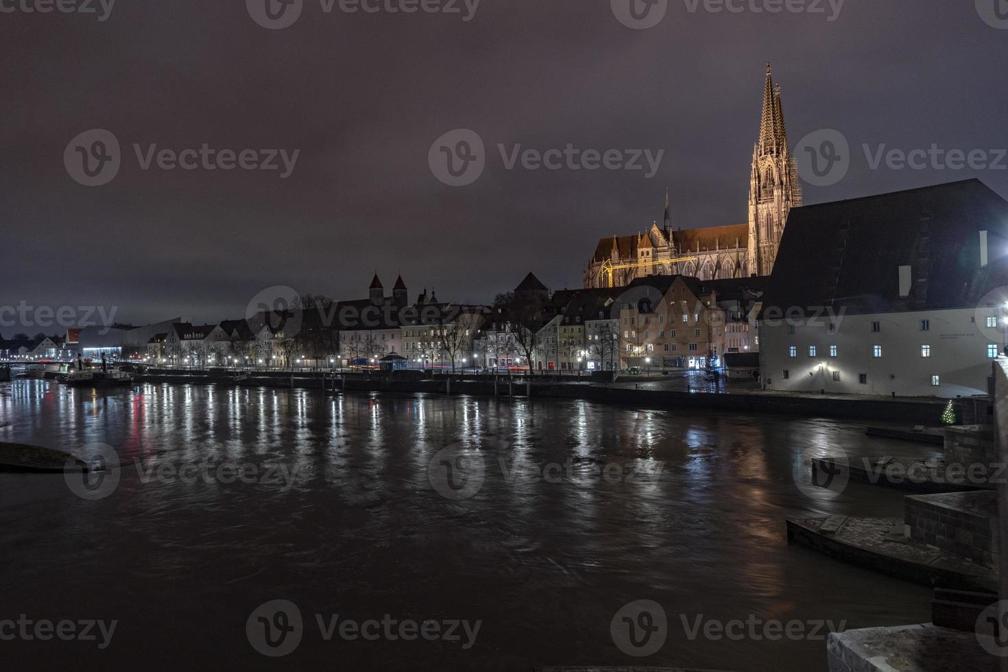 vista da cidade de regensburg no local da unesco na alemanha foto