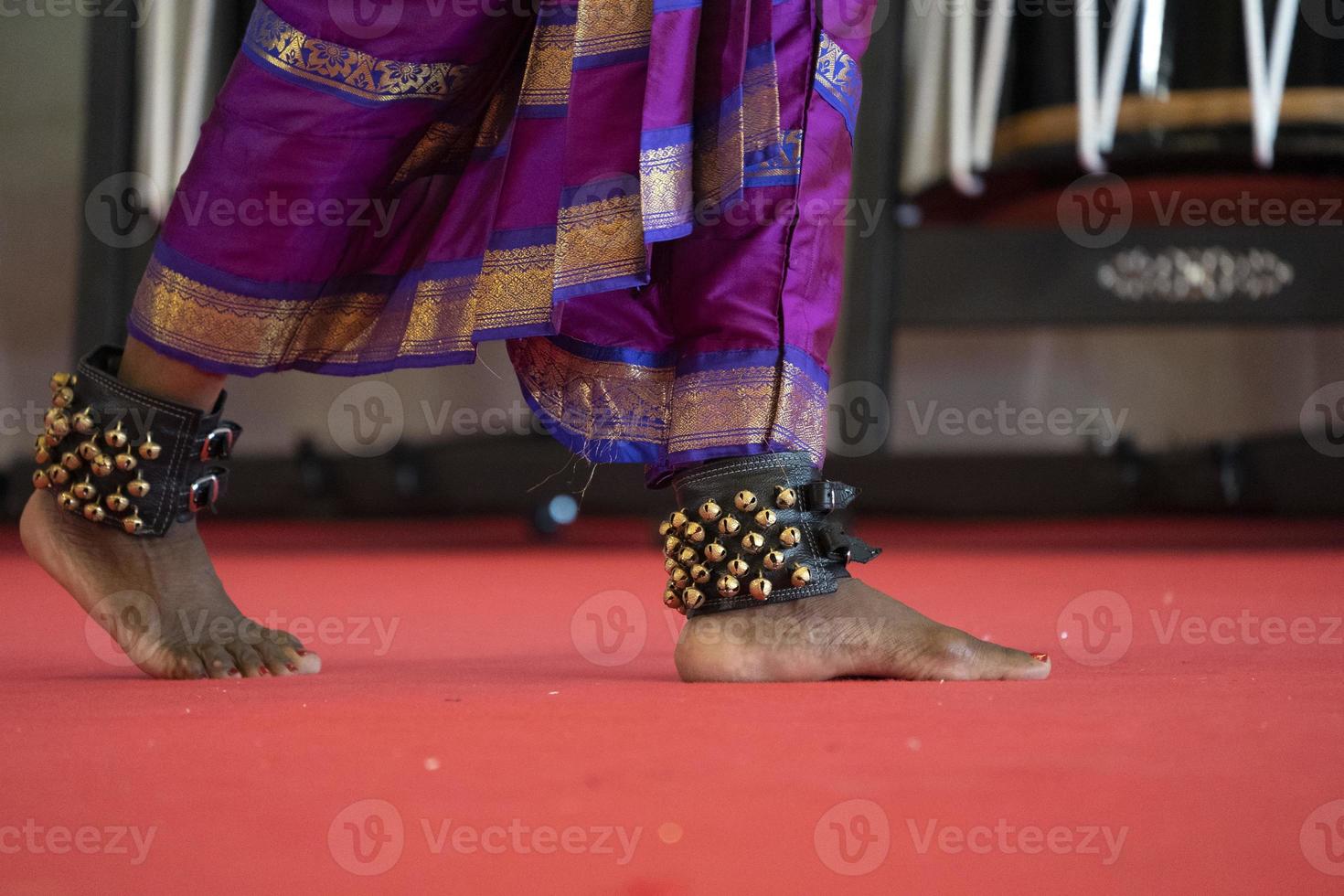 detalhe do pé de dança tradicional da índia foto