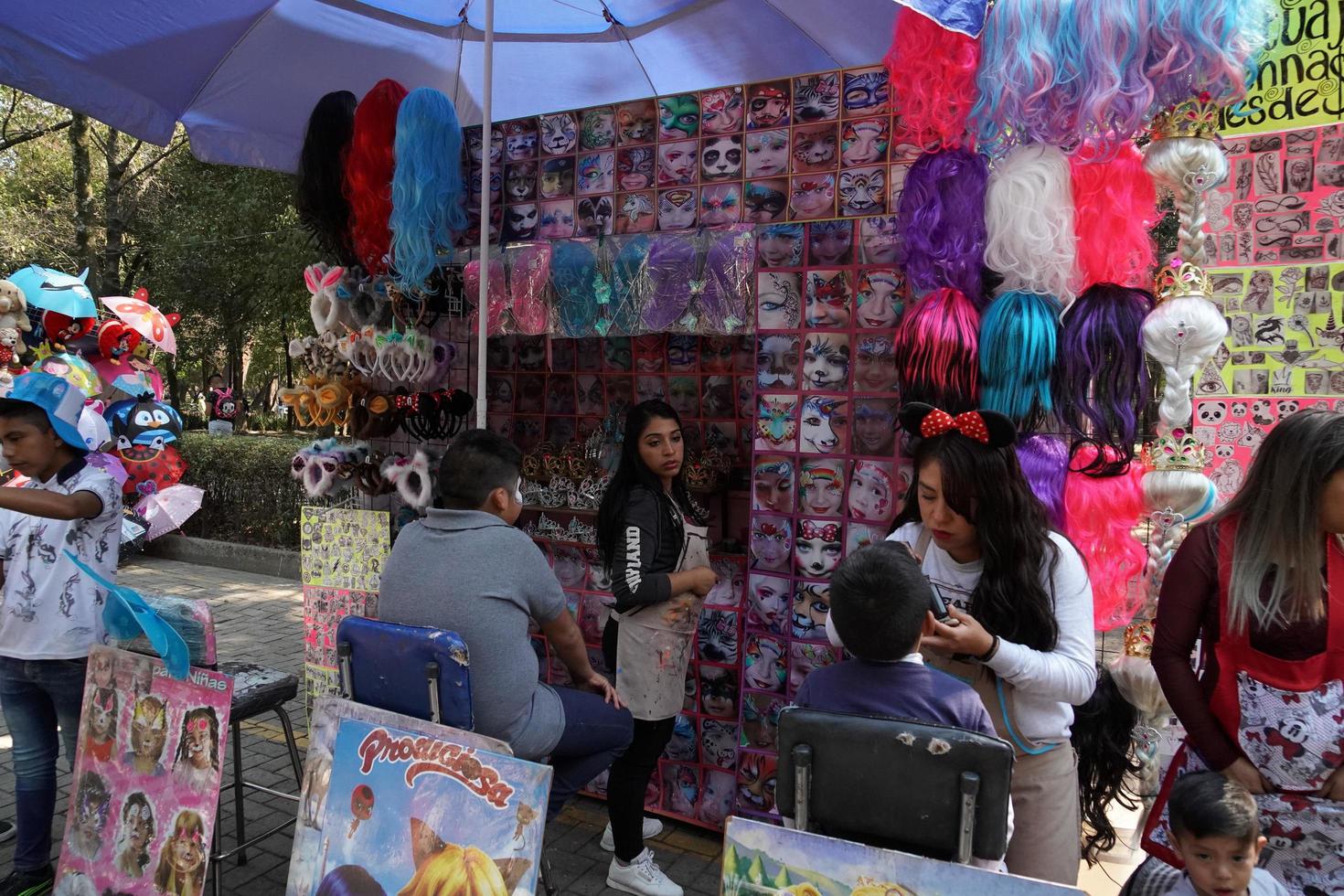 cidade do méxico, 3 de fevereiro de 2019 - parque da cidade chapultepec lotado de pessoas no domingo foto