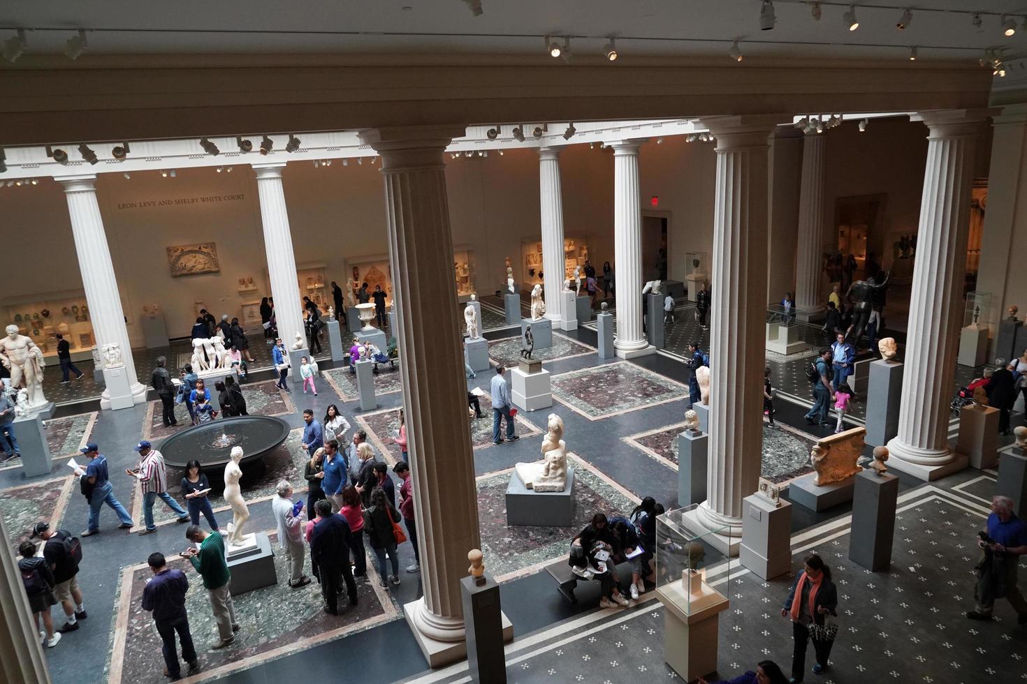 nova york, eua - 27 de maio de 2018 - visitantes do met metropolitan museum of arts foto