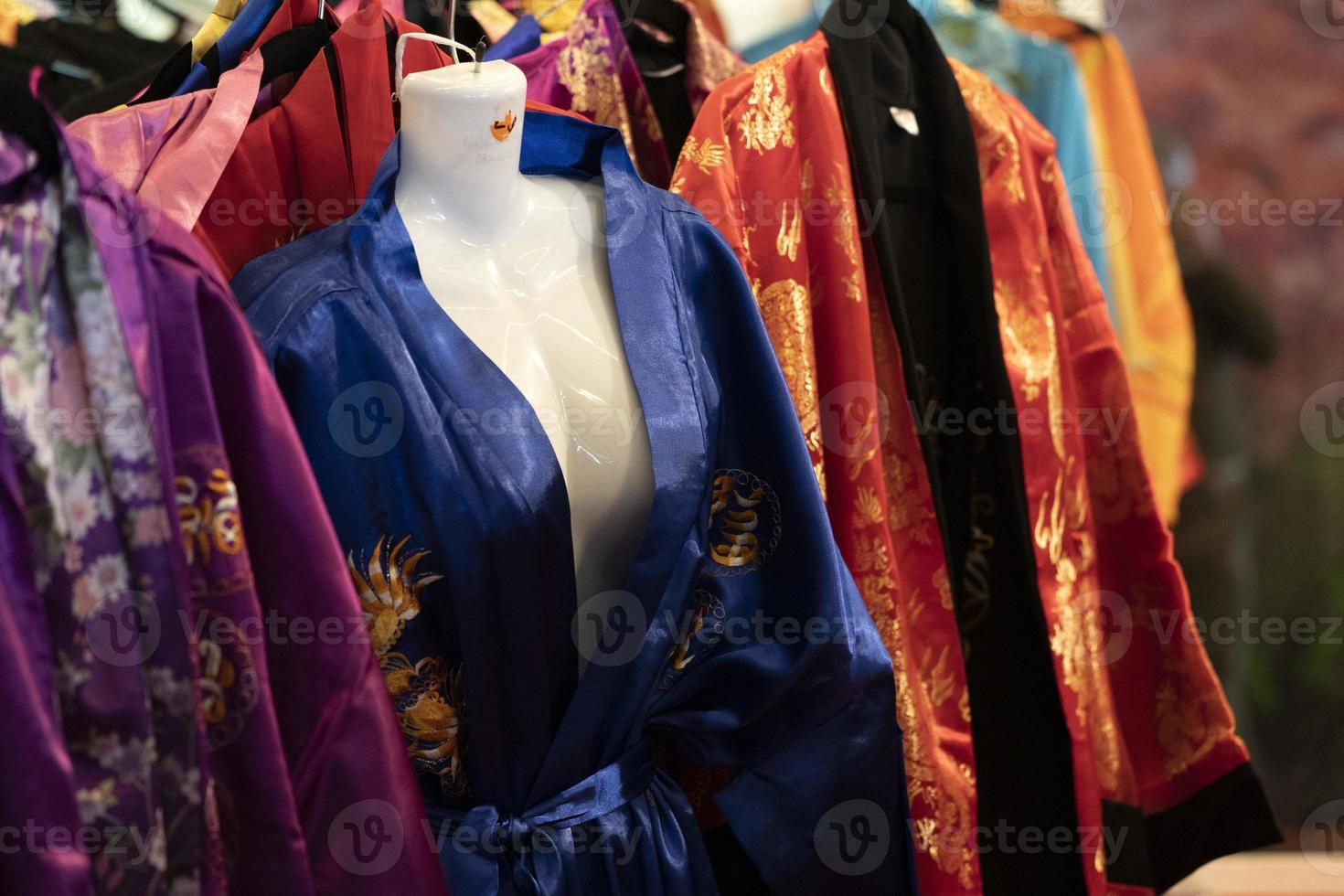 muitos vestidos de quimono japoneses no mercado foto