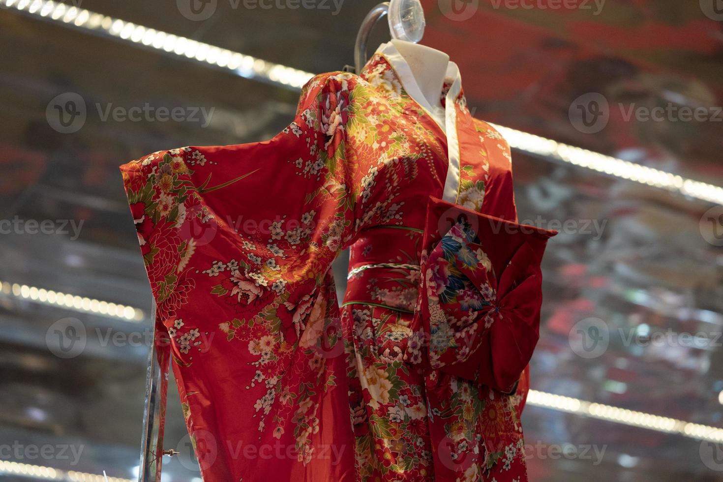 muitos vestidos de quimono japoneses no mercado foto