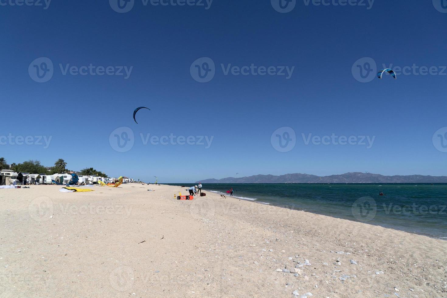 la ventana, méxico - 16 de fevereiro de 2020 - kitesurf no wi foto