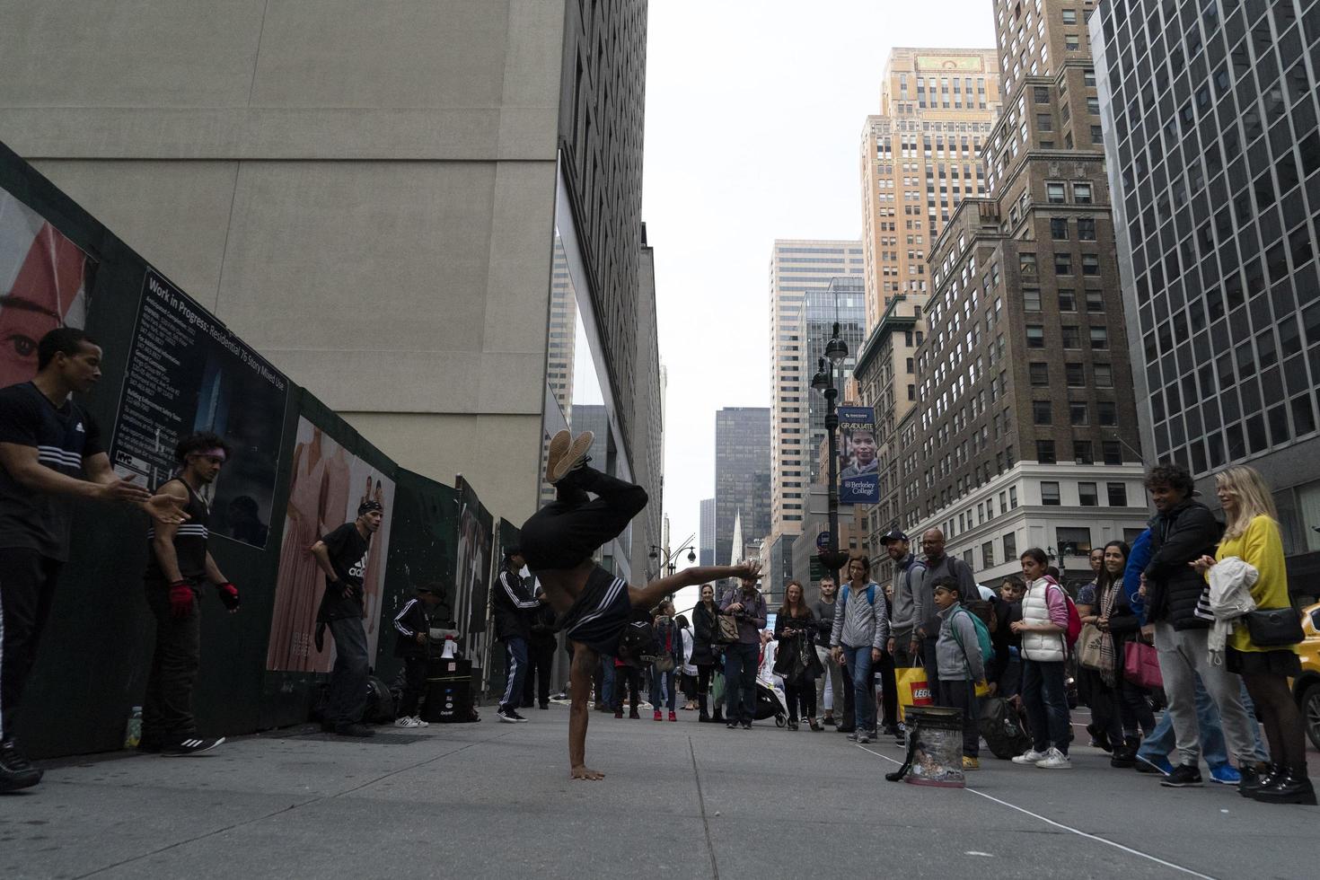 nova york, eua - 7 de maio de 2019 - dançarina de break na 5ª avenida foto