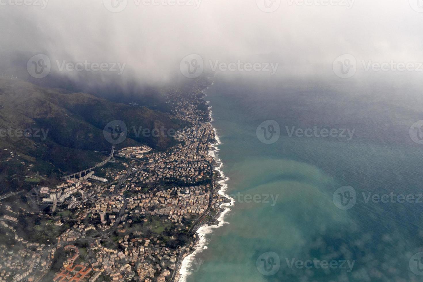 vista aérea da linha costeira de gênova itália foto