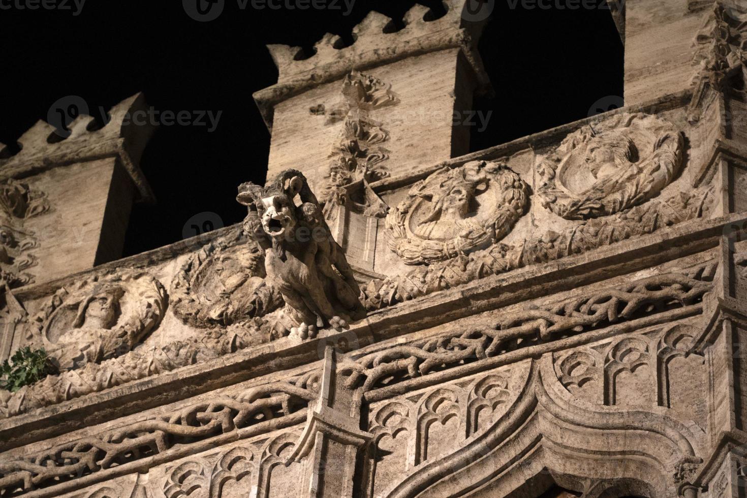 valencia mercado de troca de seda edifício lonja de la seda gárgulas à noite foto