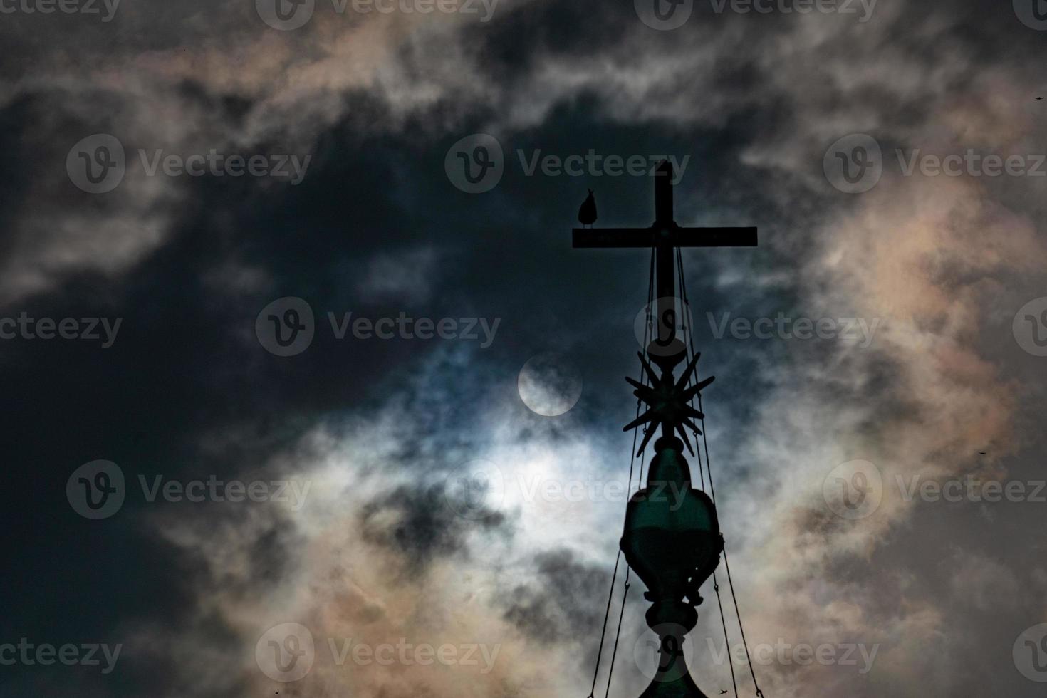 Lugar do Vaticano e Igreja de São Pedro Cruz no céu nublado foto