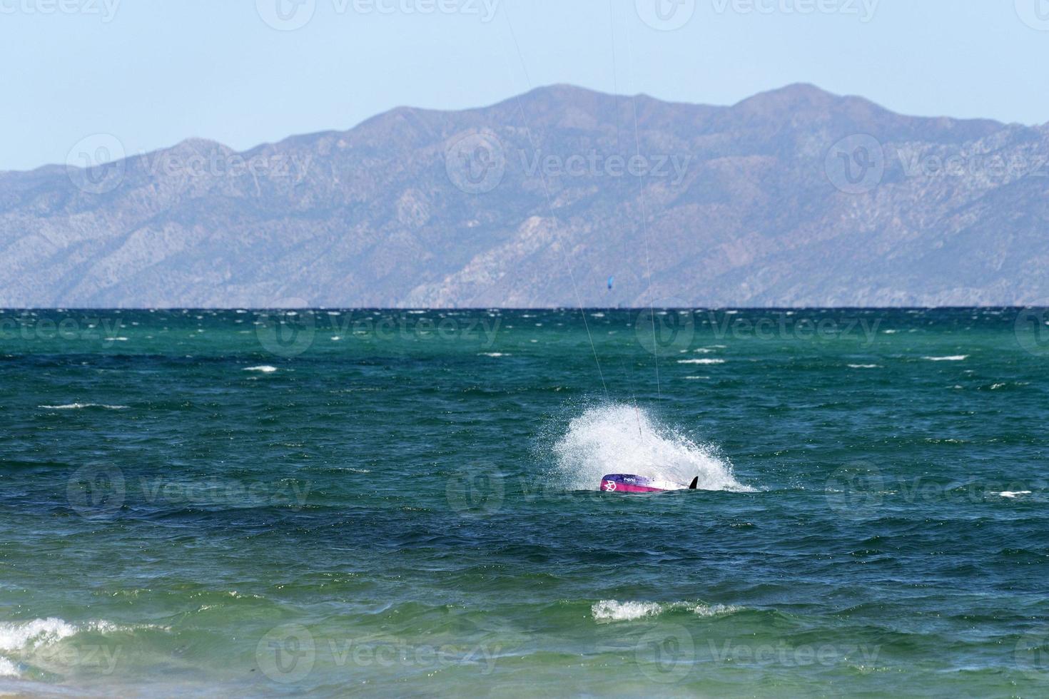 la ventana, méxico - 16 de fevereiro de 2020 - kitesurf na praia ventosa foto