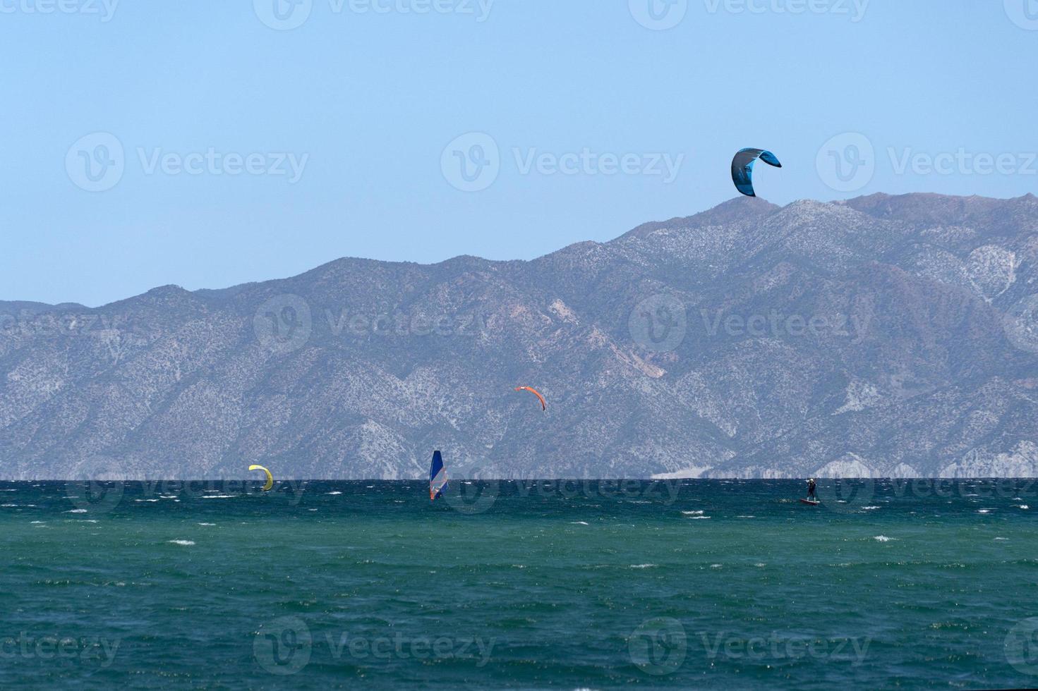 la ventana, méxico - 16 de fevereiro de 2020 - kitesurf na praia ventosa foto