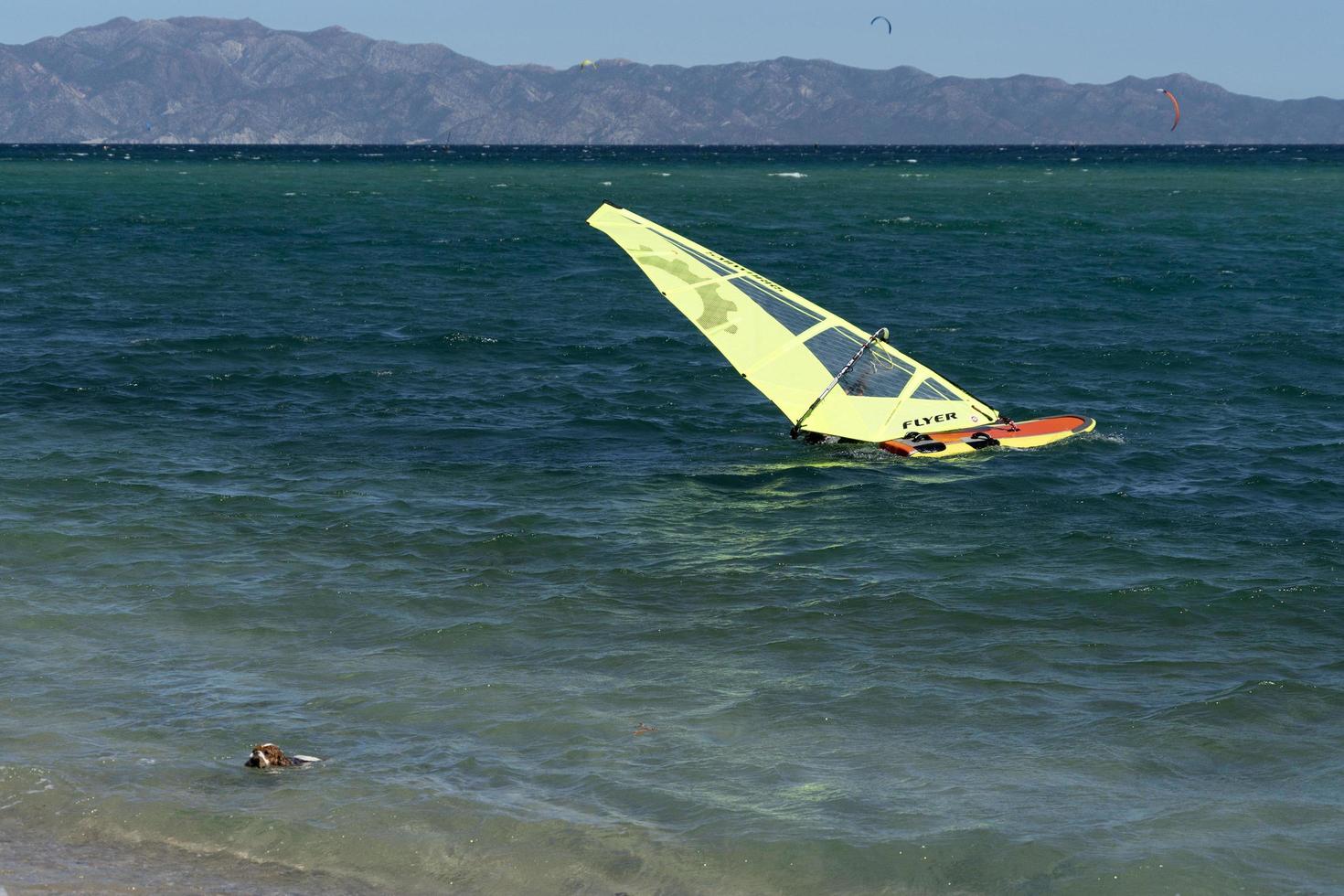 la ventana, méxico - 16 de fevereiro de 2020 - kitesurf na praia ventosa foto