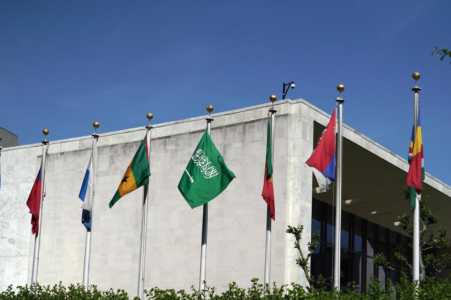 bandeiras do lado de fora do prédio das nações unidas em nova york, 2022 foto