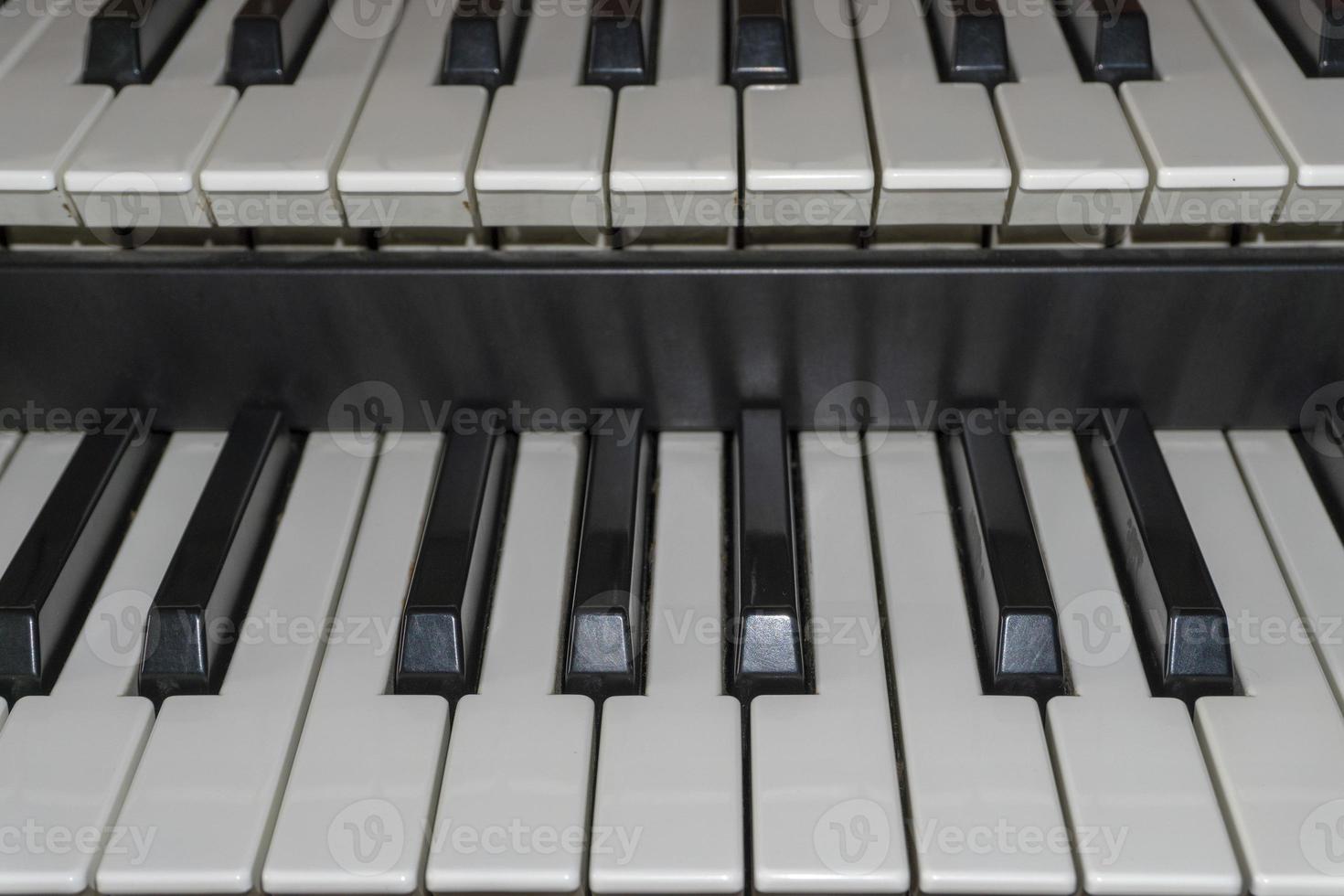 detalhe de teclado duplo de órgão de igreja foto