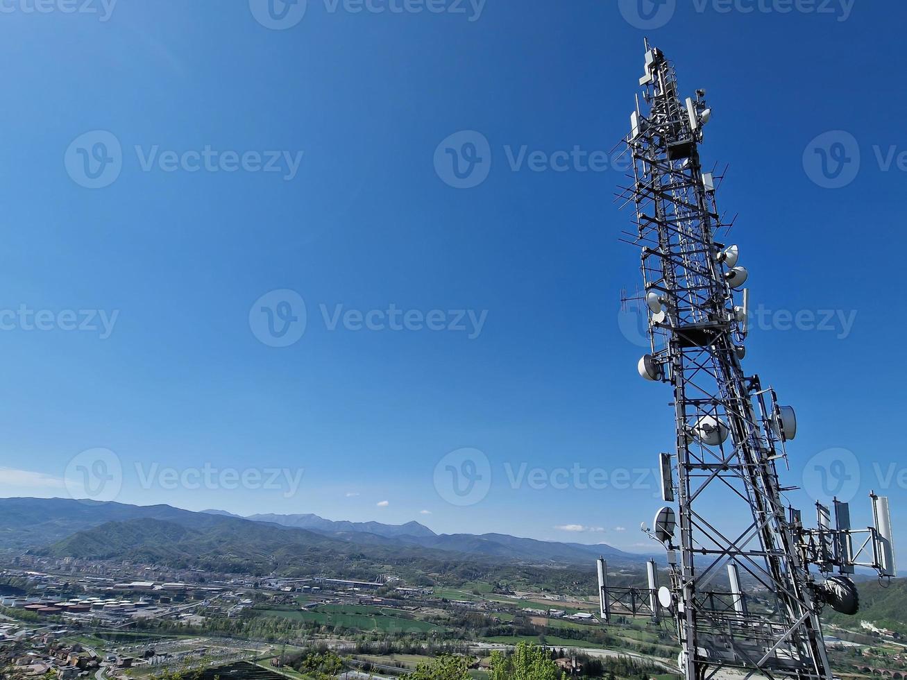 antena grande de comunicação no céu azul foto