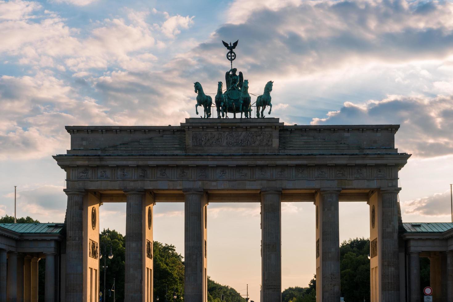 berlim, alemanha, 8 de agosto de 2022, particular do portão de brandeburg durante o pôr do sol foto