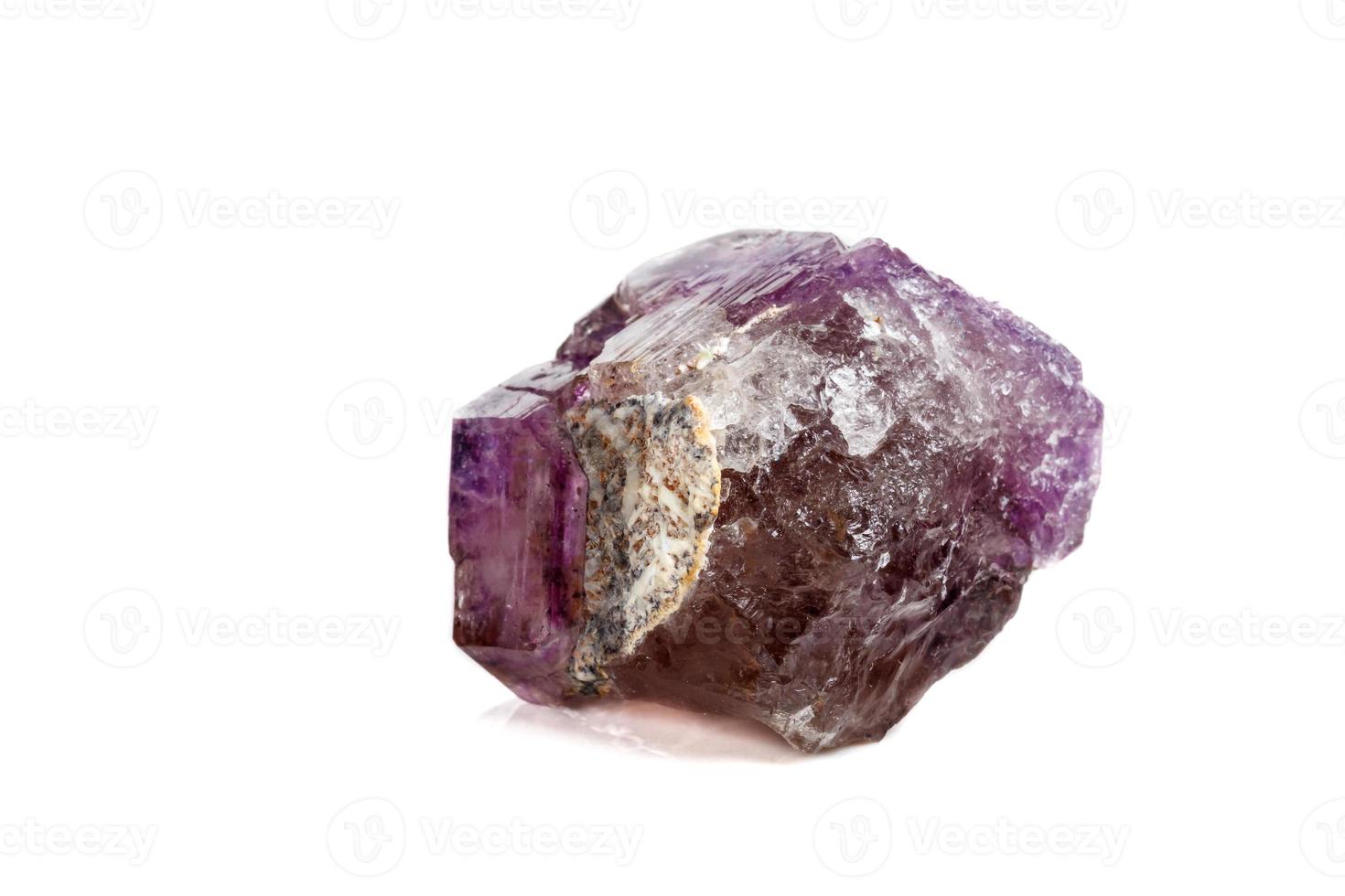 pedra mineral macro ametista junto quartzo fumê, rauchtopaz em um fundo branco foto