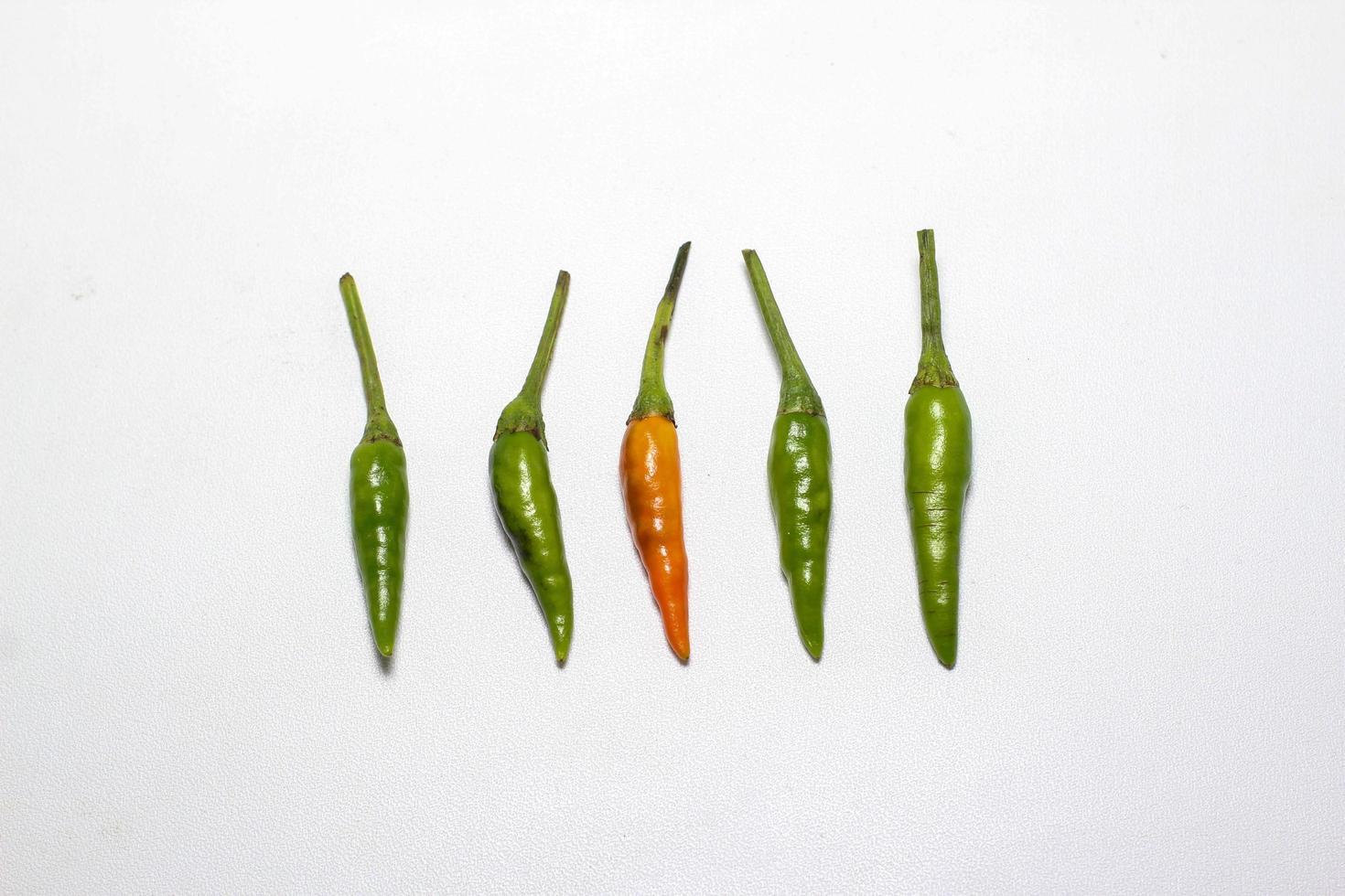 pimenta caiena quente vermelha e verde conceito mínimo de comida foto