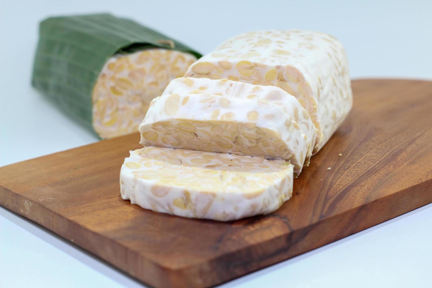 tempeh ou tempe é um alimento tradicional da indonésia feito de soja ou outros ingredientes que são processados por fermentação e já é popular em muitos países. foto