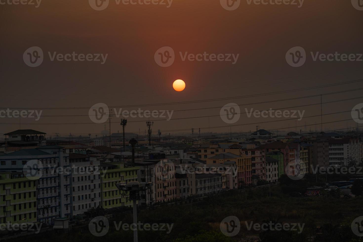 o ambiente do pôr do sol na construção da área de navanakorn a partir da visão panorâmica, visão do drone com o cabo elétrico e crepúsculo pm2.5 ao redor. foto