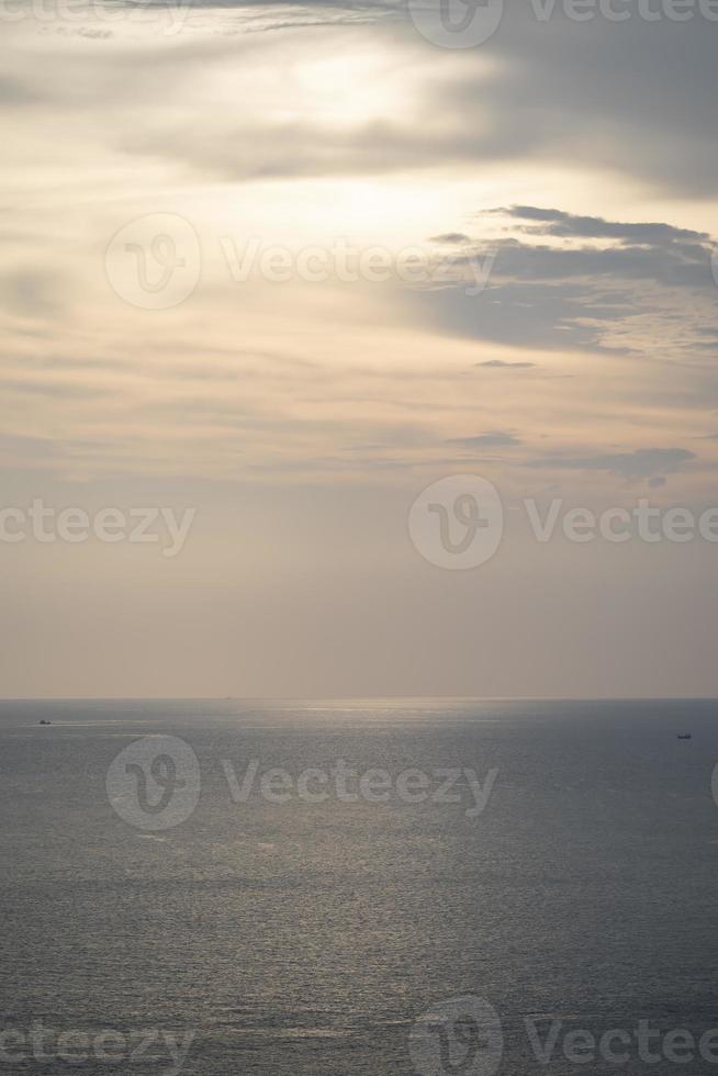 crepúsculo tempo dourado na vista para o mar de phrom thep cape, o período do pôr do sol do mar tropical, ponto cênico da ilha de phuket, a pérola do mar de andaman, tailândia popular para turistas do mundo. foto