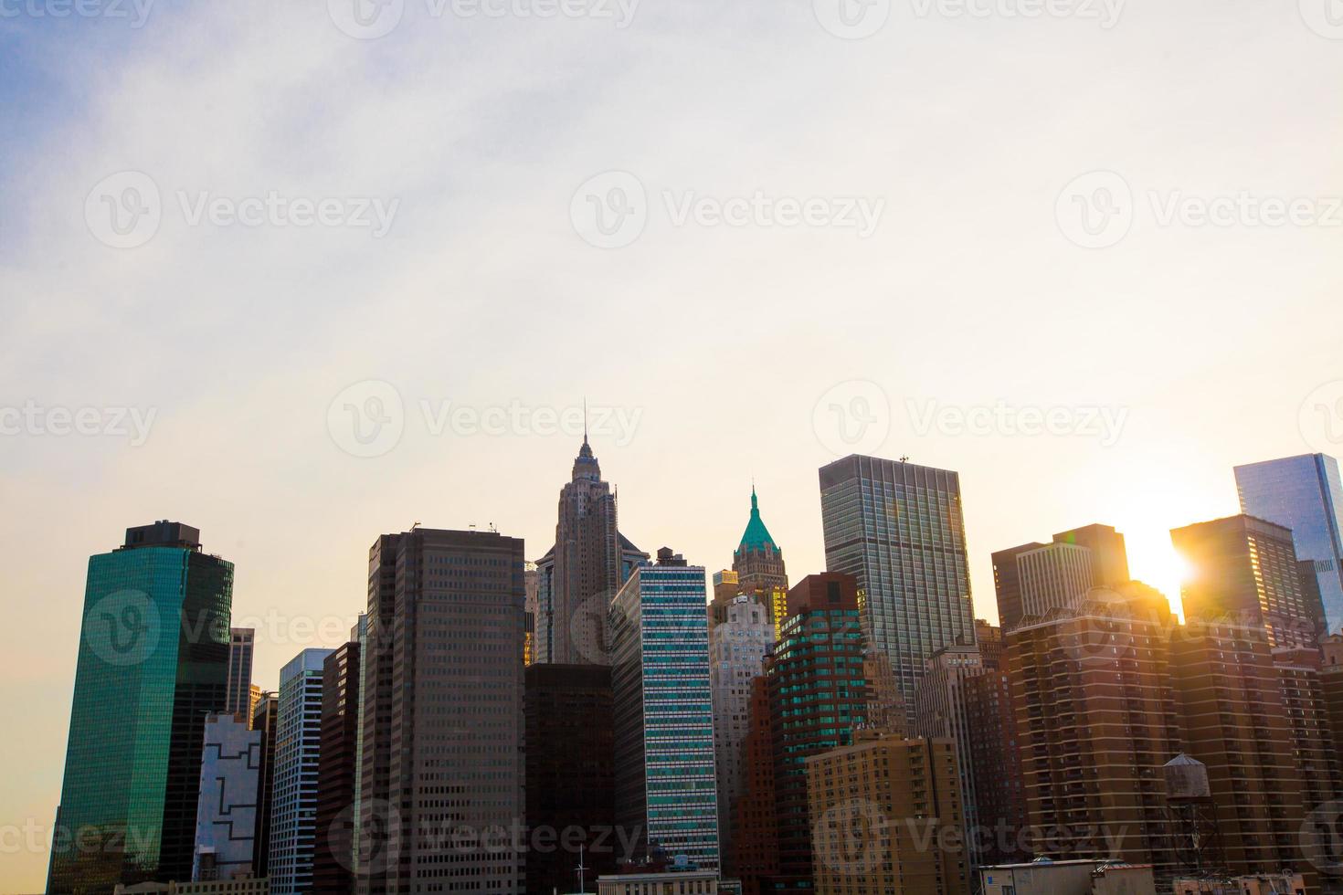 bela vista de nova york da ponte de brooklyn ao pôr do sol foto