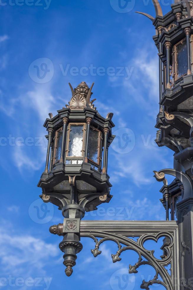 candeeiro de rua em estilo gótico. cidade antiga foto