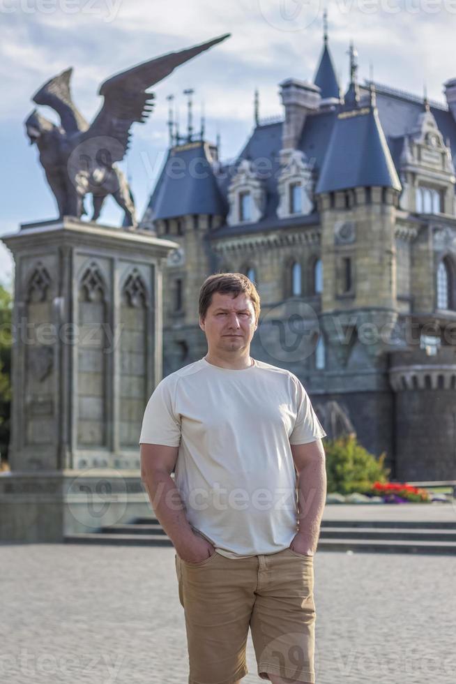 um homem no fundo de um castelo de estilo gótico. o território do complexo turístico foto