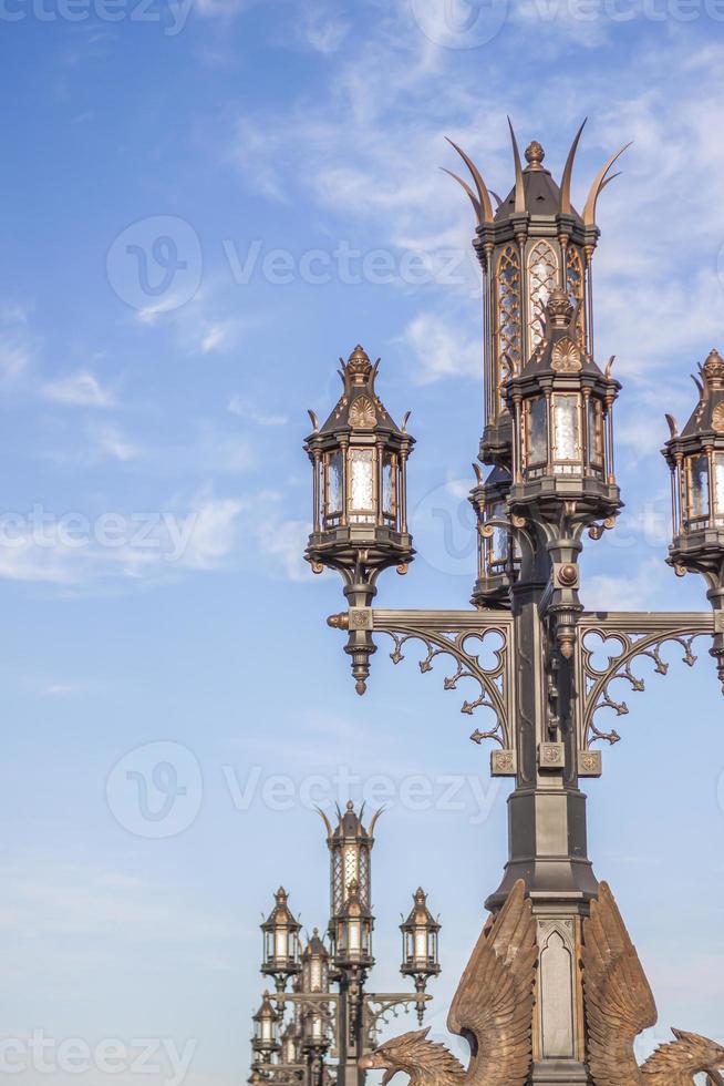 candeeiro de rua em estilo gótico. cidade antiga foto