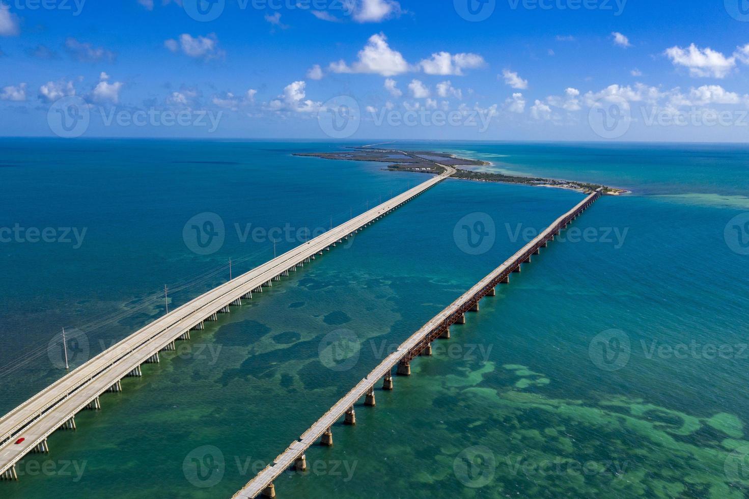 Key West Island Florida Highway e pontes sobre a vista aérea do mar foto