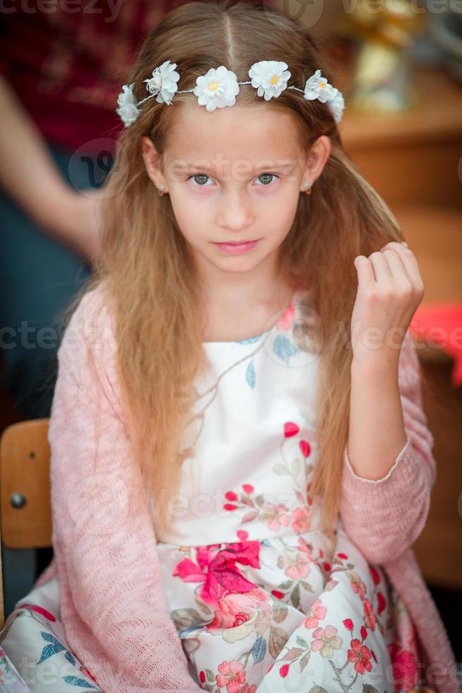 retrato de adorável menina linda dentro de casa foto