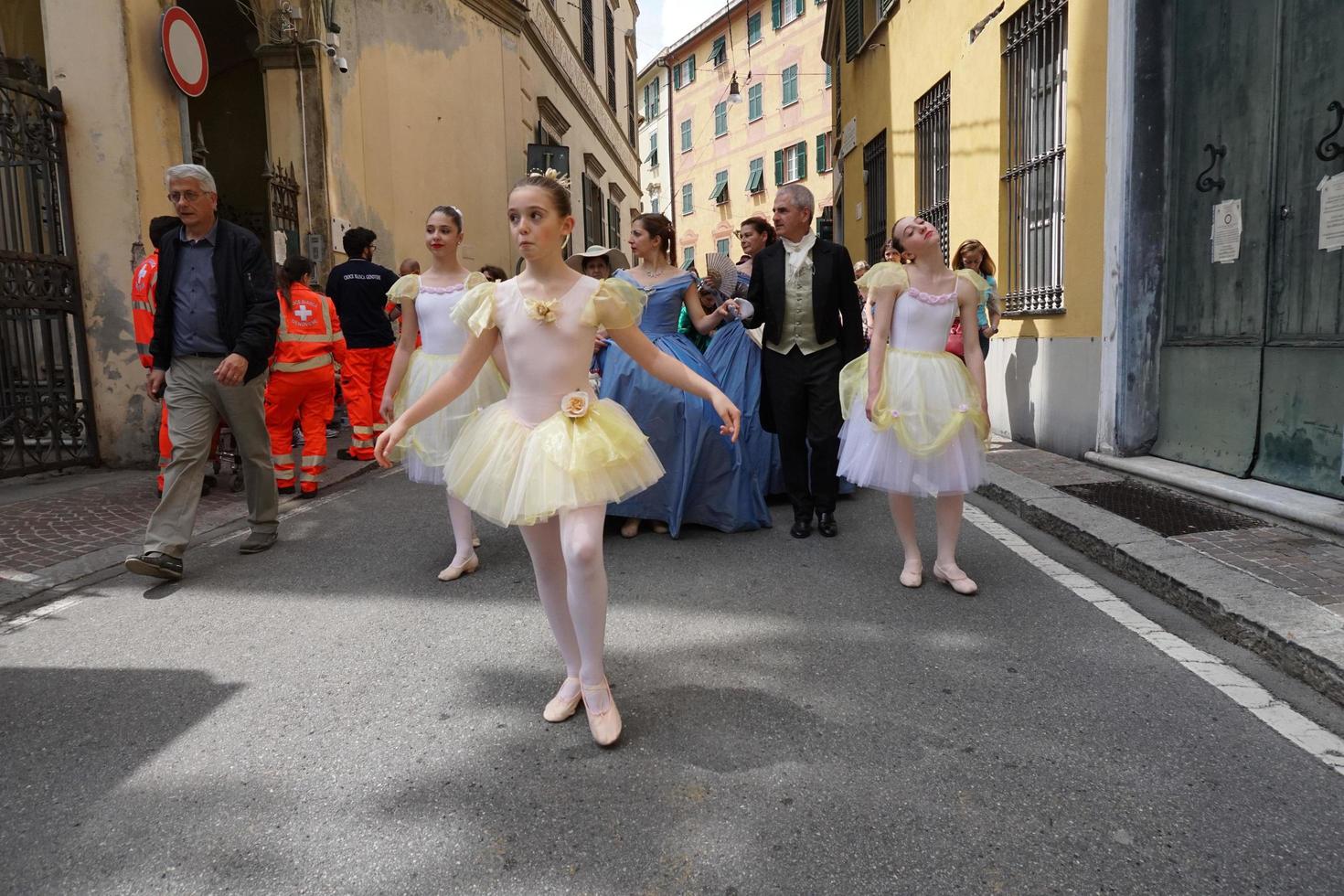 Gênova, Itália - 5 de maio de 2018 - desfile de vestidos do século 19 para exibição da Euroflora no cenário único do Nervi foto