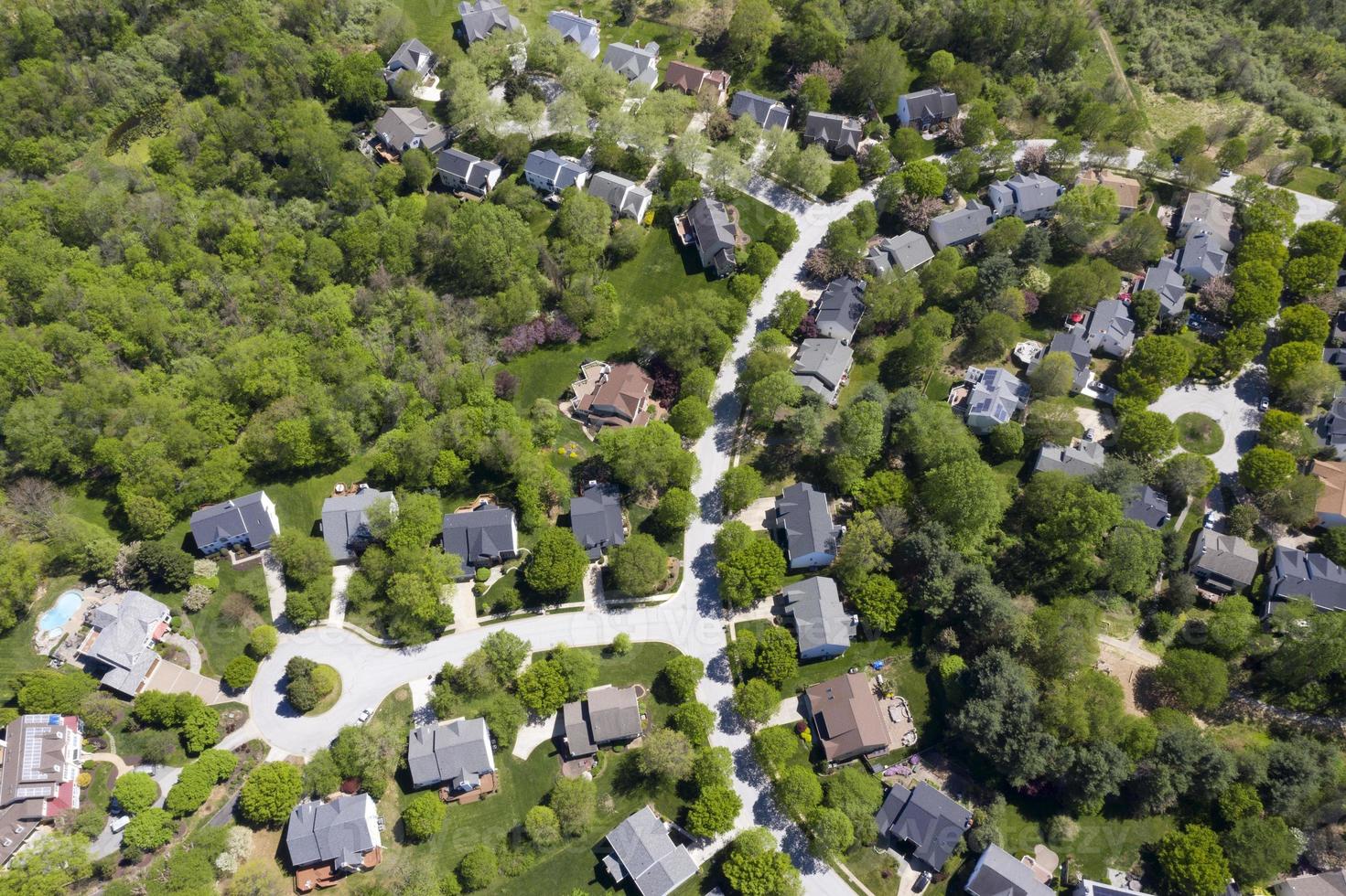 bairro americano de classe média alta com rua curva em maryland foto