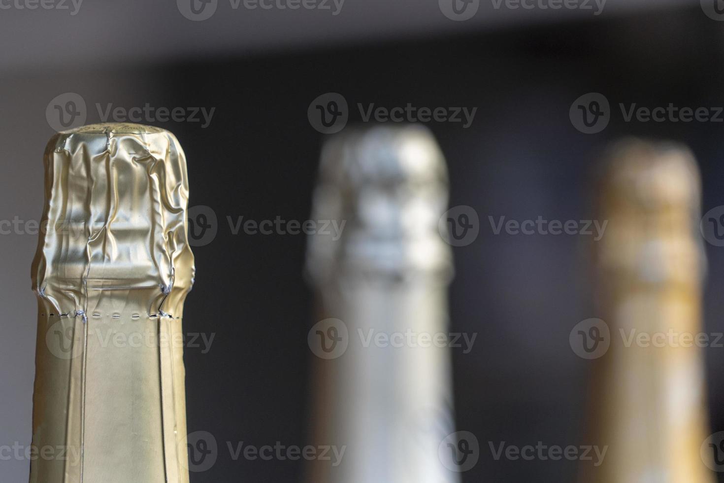 detalhe superior das garrafas de champanhe foto