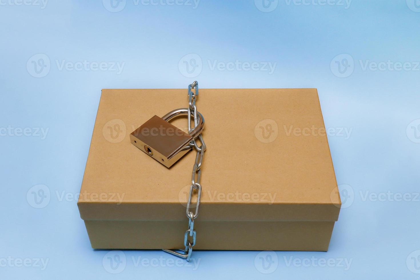 caixa de artesanato embrulhada com uma corrente e trancada, proibição, tabu foto