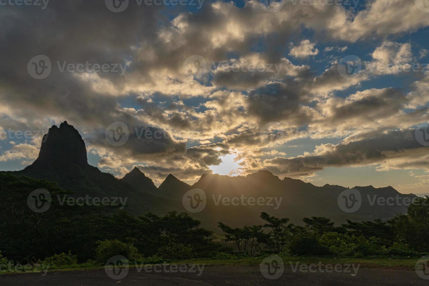 maravilhoso pôr do sol em moorea polinésia francesa foto