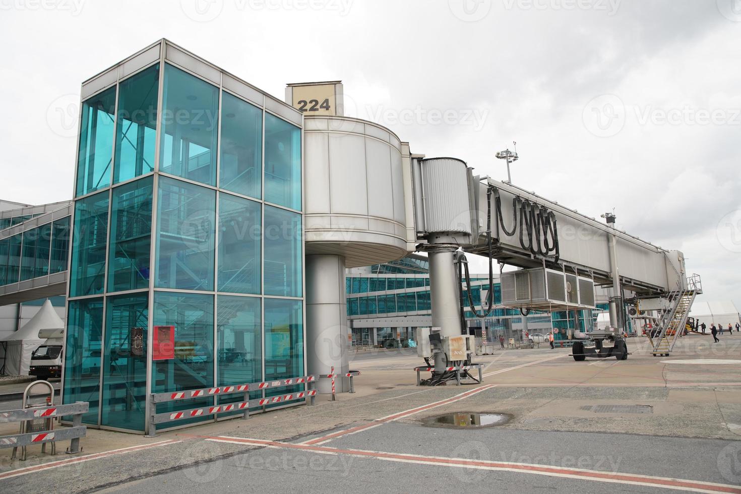 um portão no aeroporto de ataturk em istambul, turkiye foto